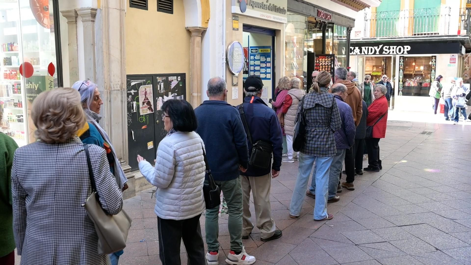 Colas de hasta una hora para conseguir un décimo