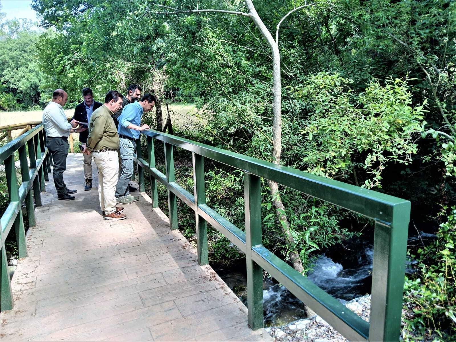 Juanma Moreno en el sendero del río Majaceite