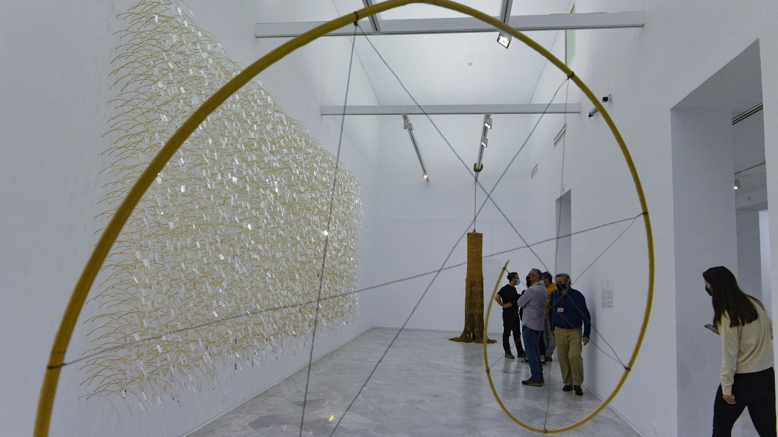 La instalación de Soledad Sevilla, en el centro, entre las obras de Adolfo Schlosser y Aurèlia Muñoz.