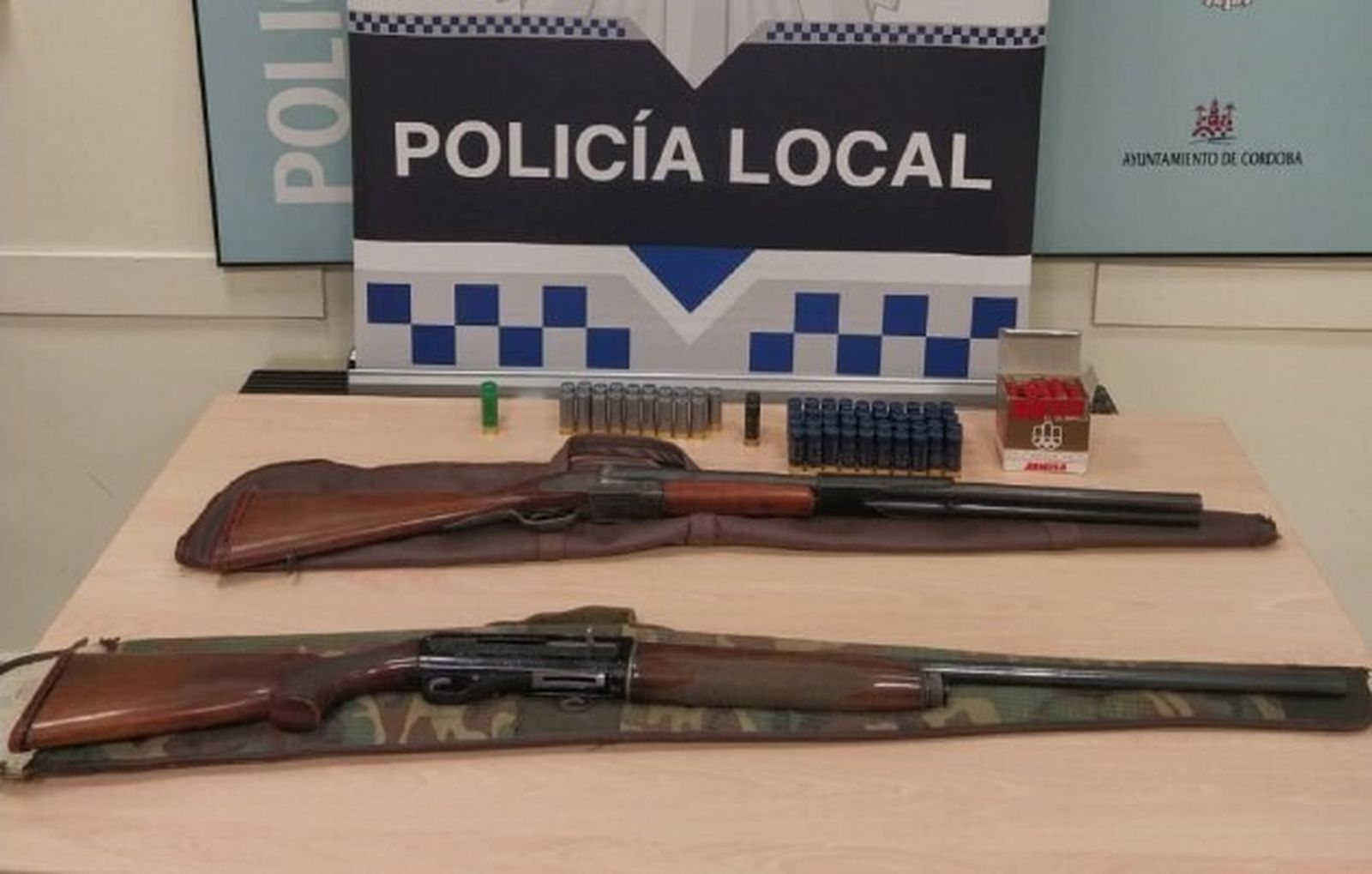 Escopetas intervenidas por la Policía Local de Córdoba a un cazador furtivo.