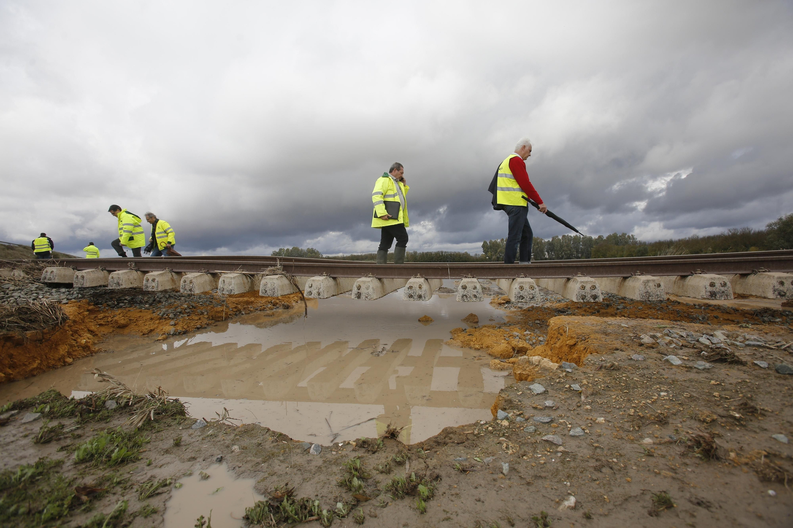 Operarios de Adif en la vía