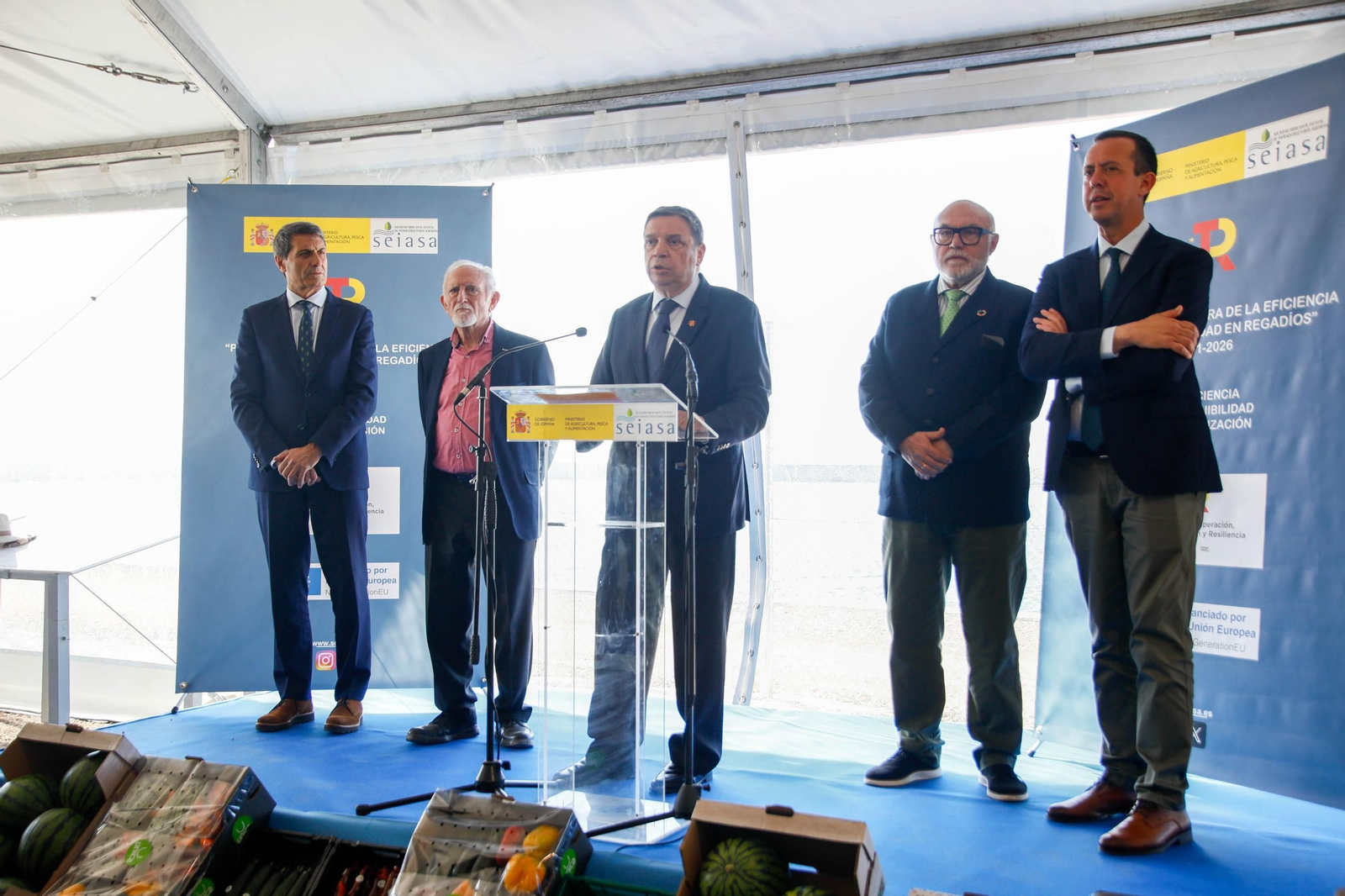 El ministro de Agricultura, Pesca y Alimentación, Luis Planas visita una de las balsas de la CUNC, en imágenes