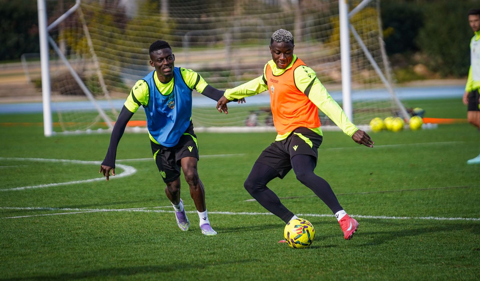 Soko intenta zafarse de Baba en un entrenamiento