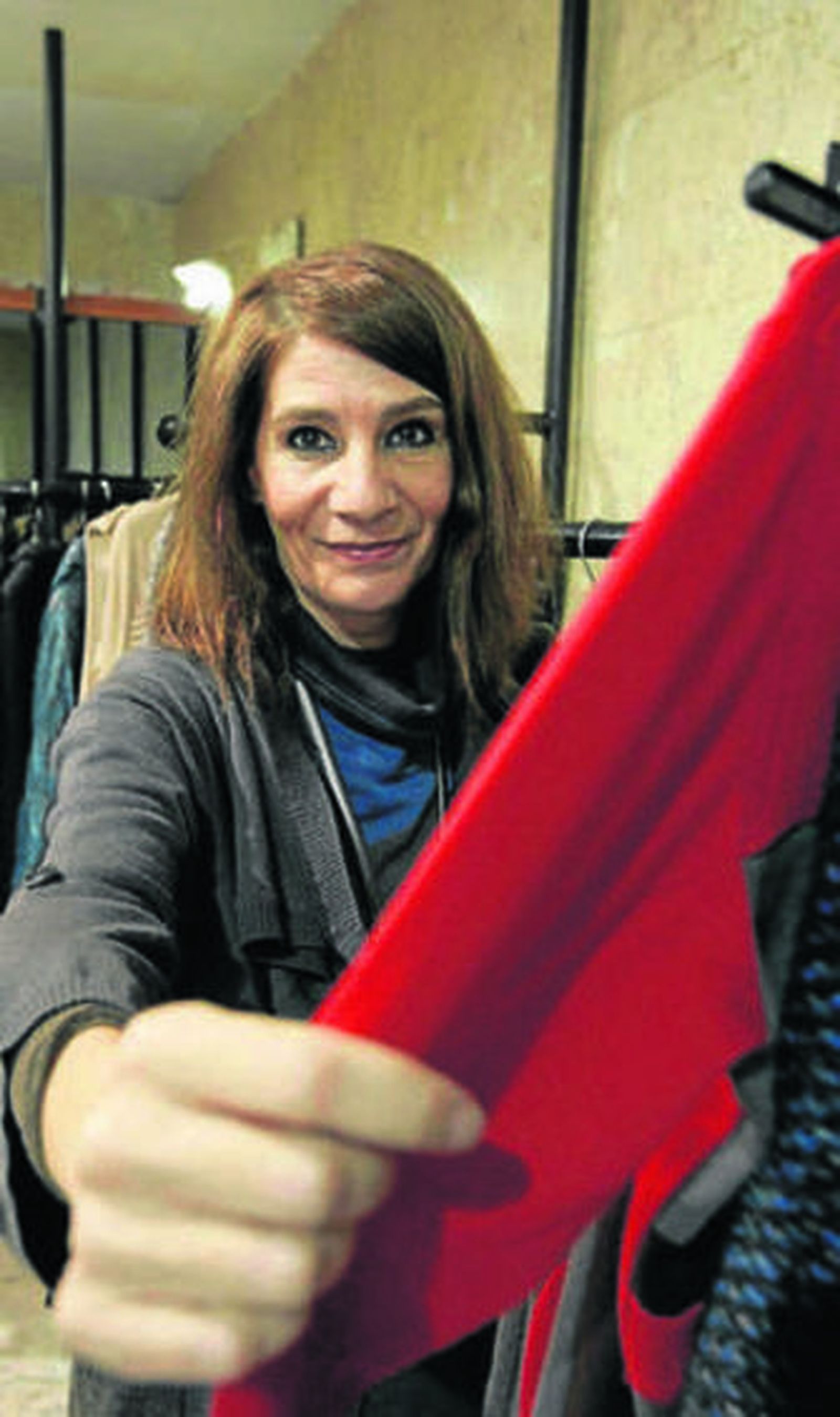 La dependienta, siempre atenta al detalle.