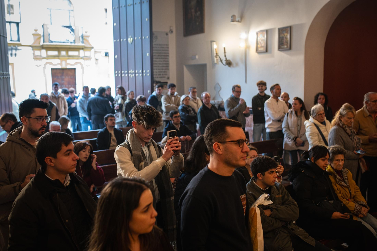 Imágenes del besamanos a la Esperanza de Triana en la Capilla de los Marineros