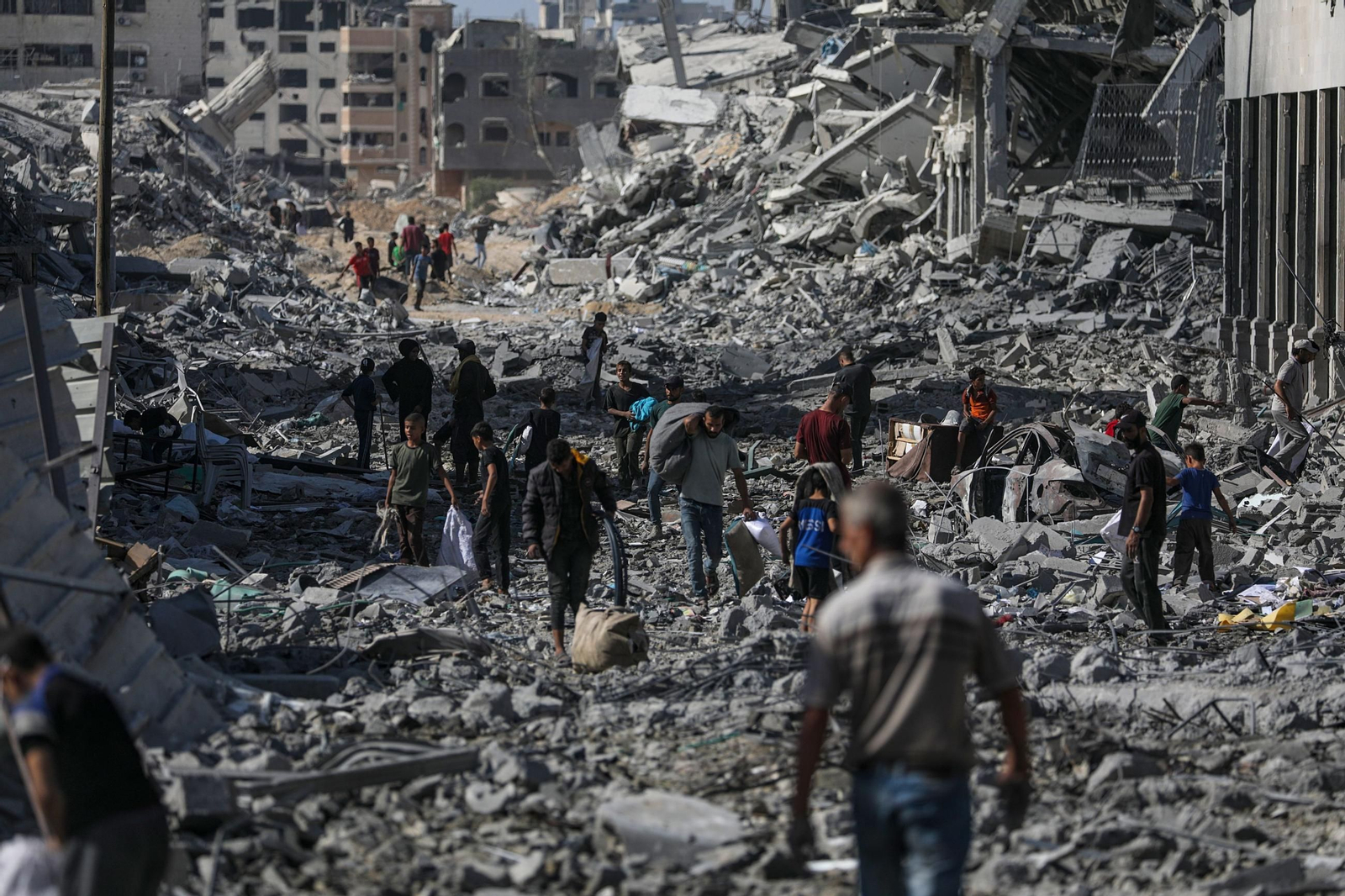 Las imágenes de Gaza tras el alto el fuego: los gazatíes andan entre las ruina de sus ciudades