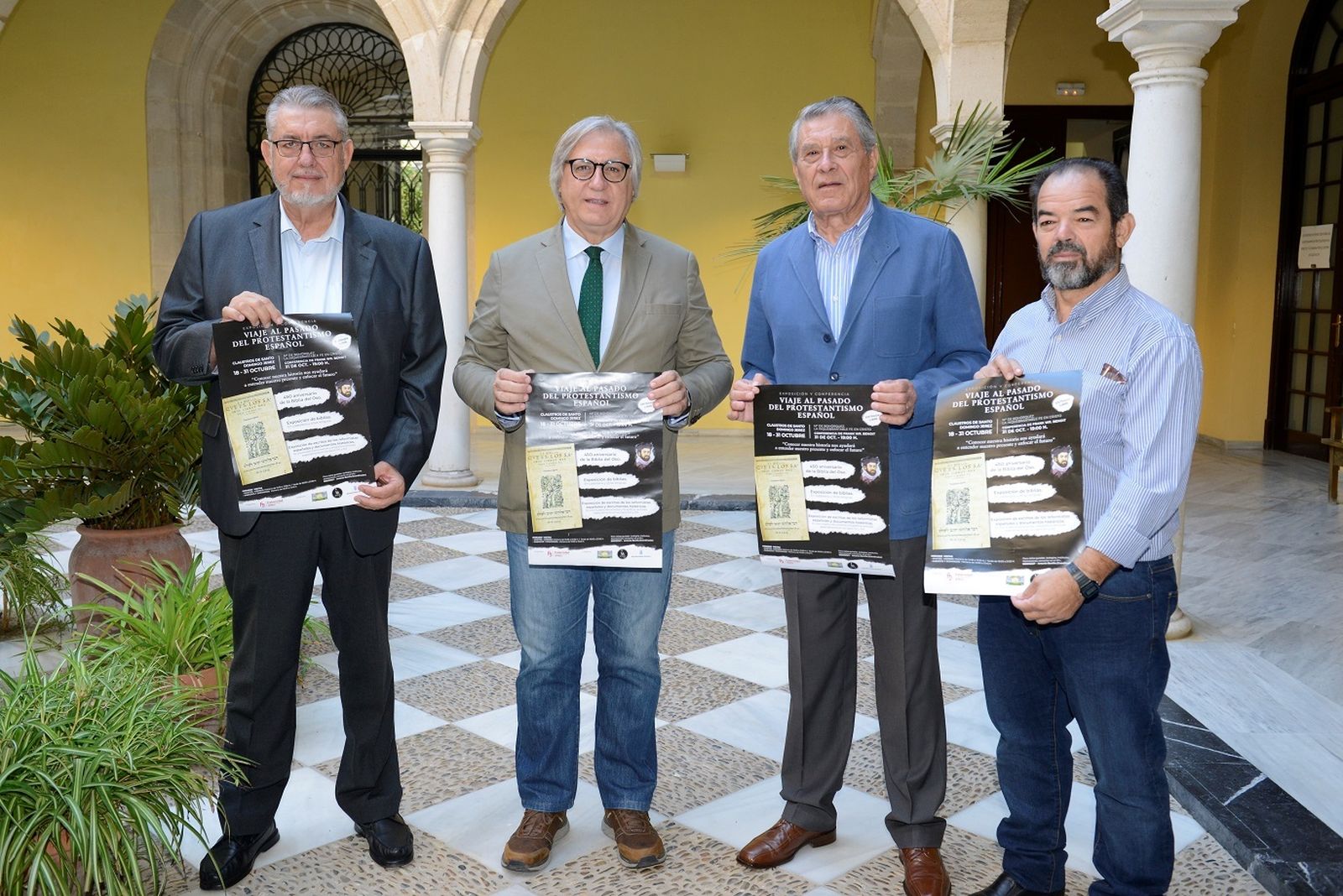 Llos representantes de la Iglesia Evangélica de Jerez, junto a Francisco Camas.