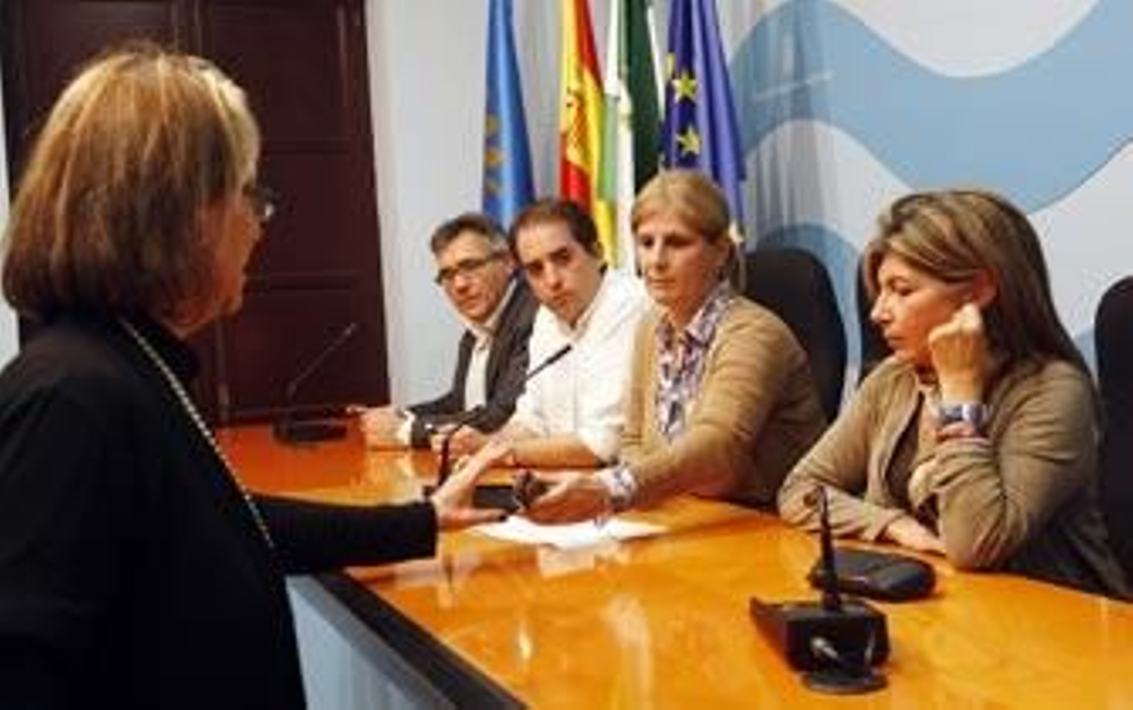 La oposición condena la actuación del PP