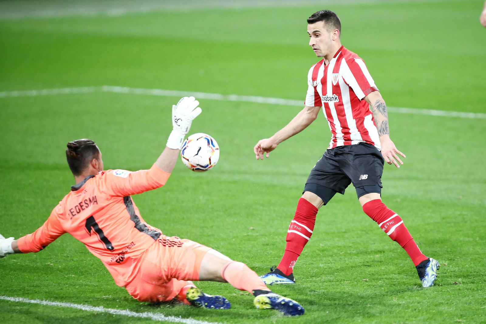 Berenguer supera a Ledesma con una vaselina para firmar el 0-3.