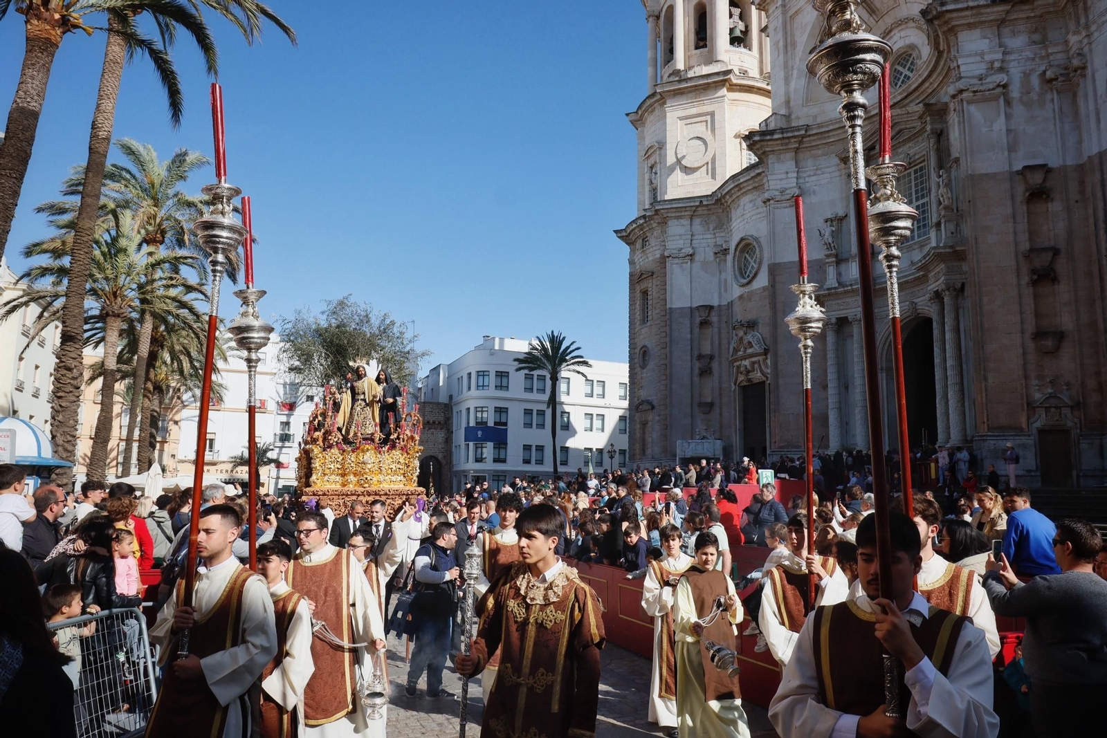 Las imágenes del traslado de Prendimiento desde la Catedral en la Semana Santa de Cádiz 2025