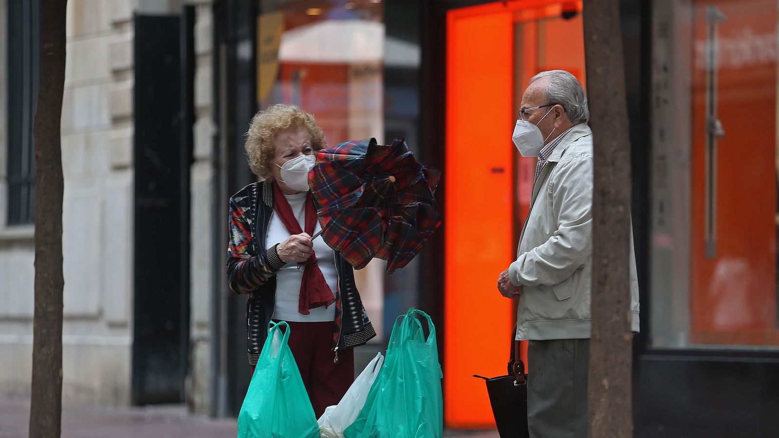 Dos personas mayores con mascarillas FFP2.