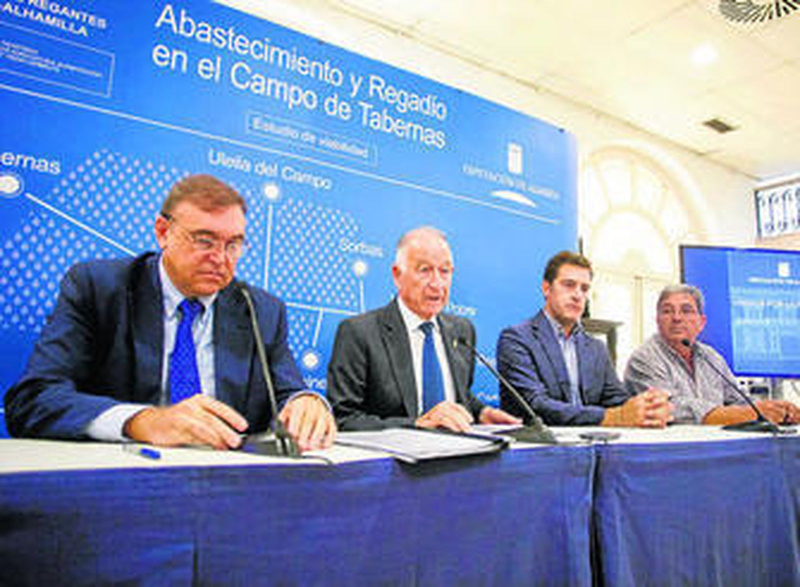 El director general de Acuamed, Arcadio Mateo, presentó en septiembre su plan para llevar agua a Tabernas.
