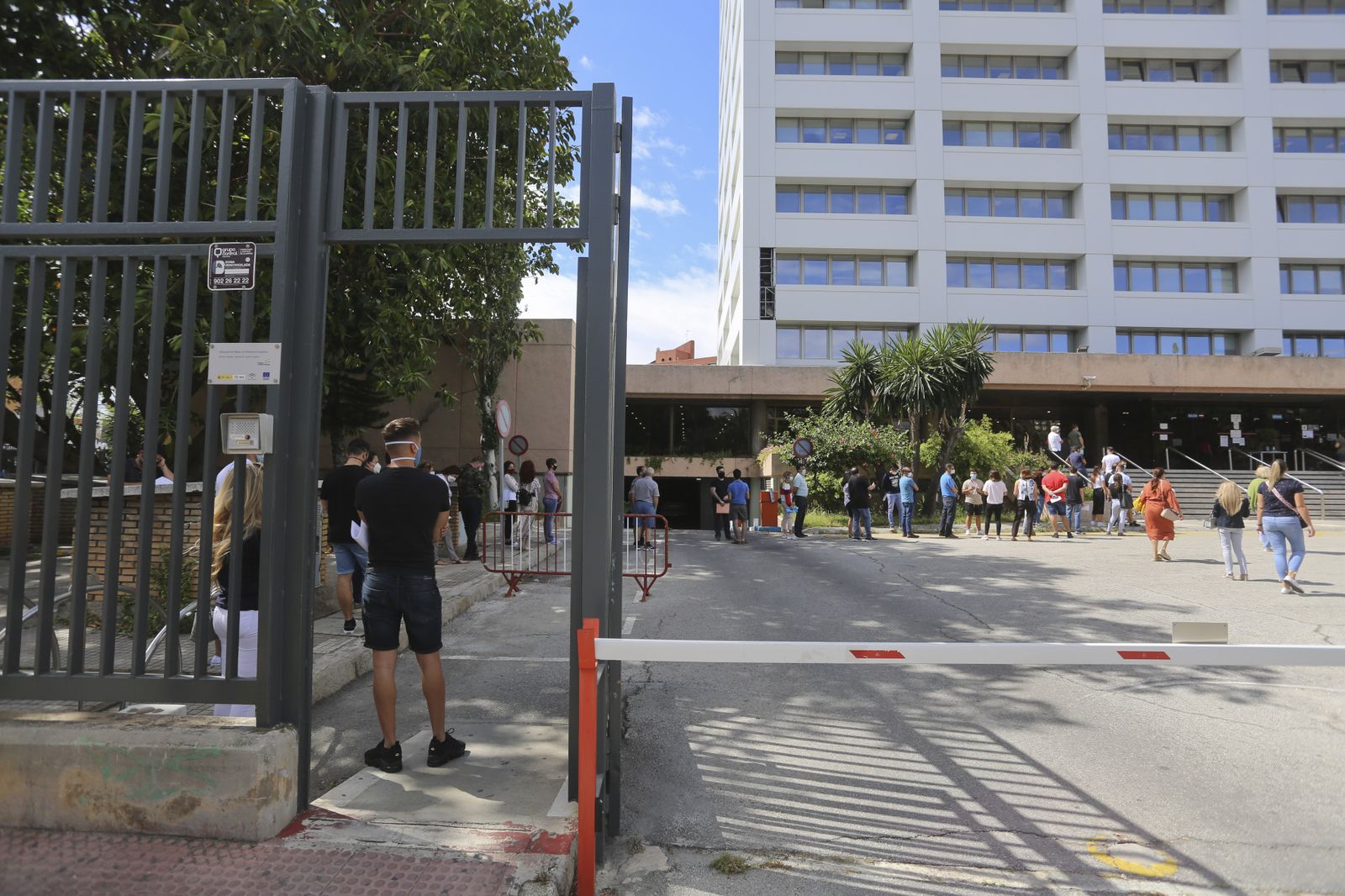 Las colas para ser vigilante en las playas de Málaga y controlar su aforo