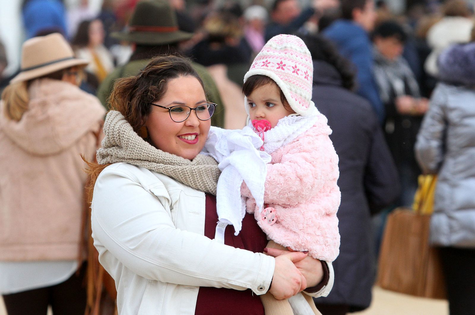 El Rocío celebra La Candelaria con la presentación de los niños a la Virgen, en imágenes