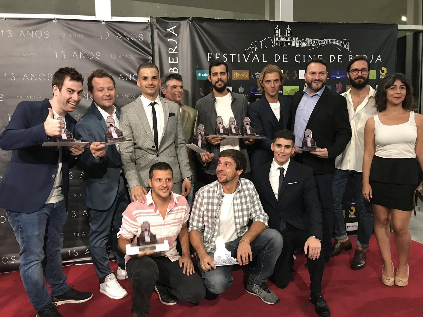 Ángel Gómez Hernández, en el centro de pie, con los tres premios que cosechó 'Behind'.