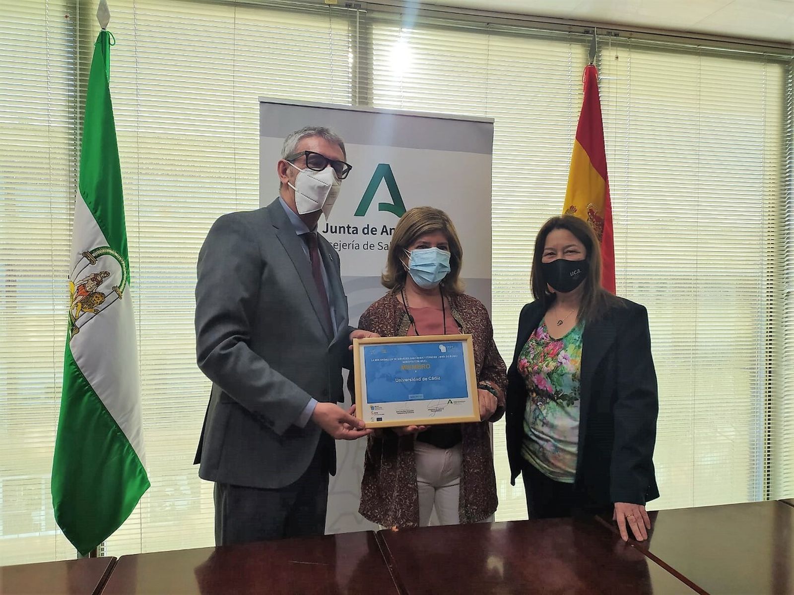 La delegada territorial de Salud y Familias, Isabel Paredes, y el rector de la UCA, Francisco Piniella, firman el acuerdo contra el tabaquismo. Al acto también asiste la vicerrectora de Ciencias de la Salud, Ana María García.