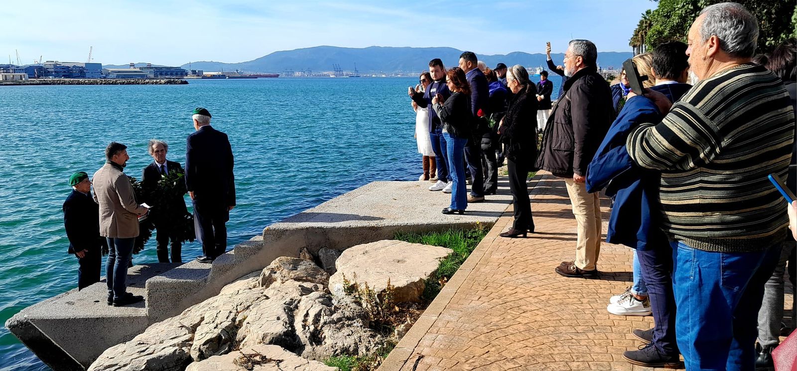 Uno de los actos de homenaje a los marinos celebrado por sus familiares.