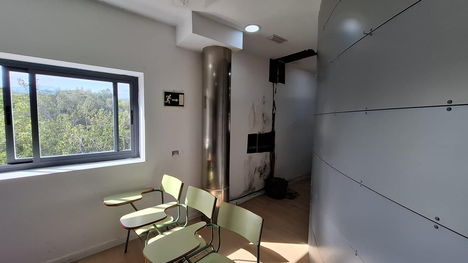 Una zona del centro aislada por sillas para evitar incidentes