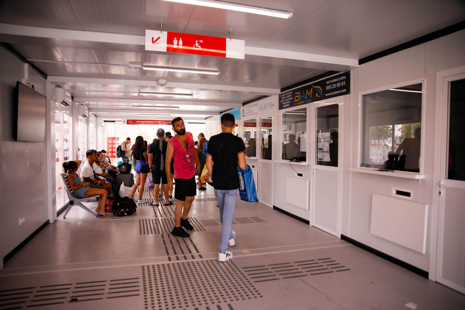 Imágenes del primer día de funcionamiento en la estación de bus en Almería