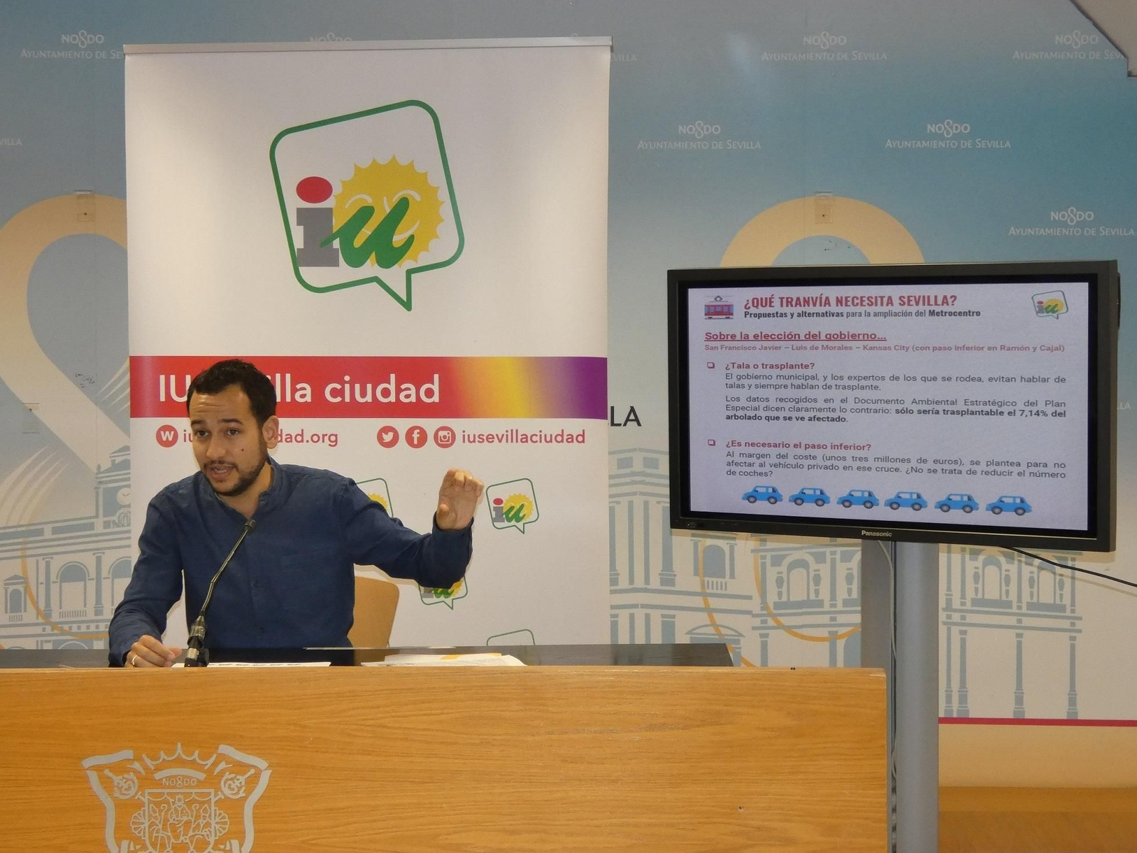 González Rojas habla en rueda de prensa.