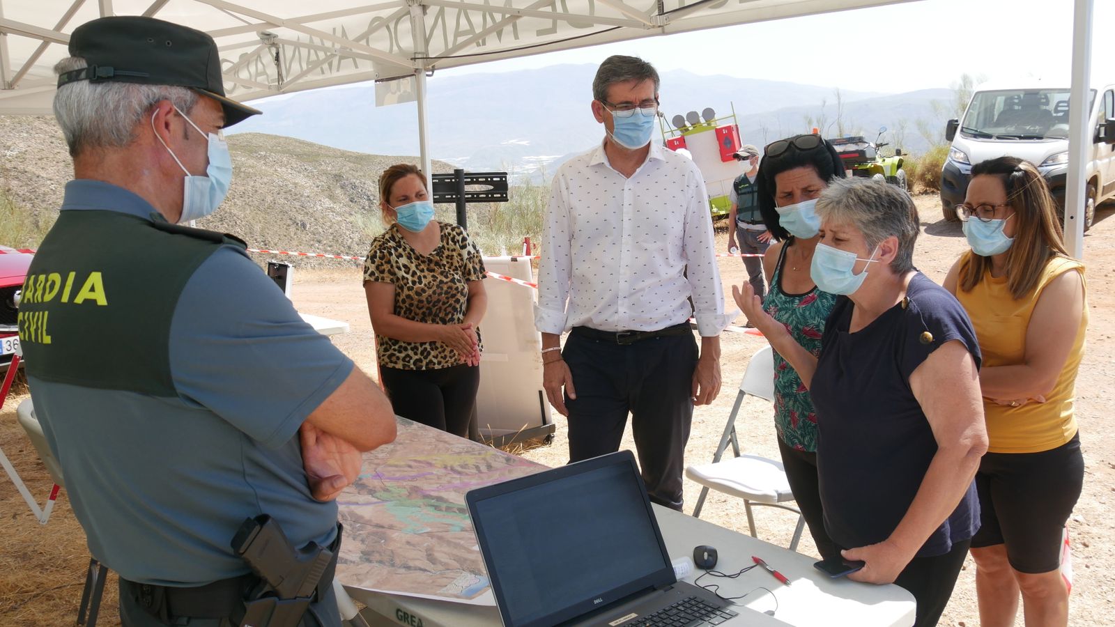 Manuel Cortés y familiares del desaparecido, en el Puesto de Mando Avanzado.