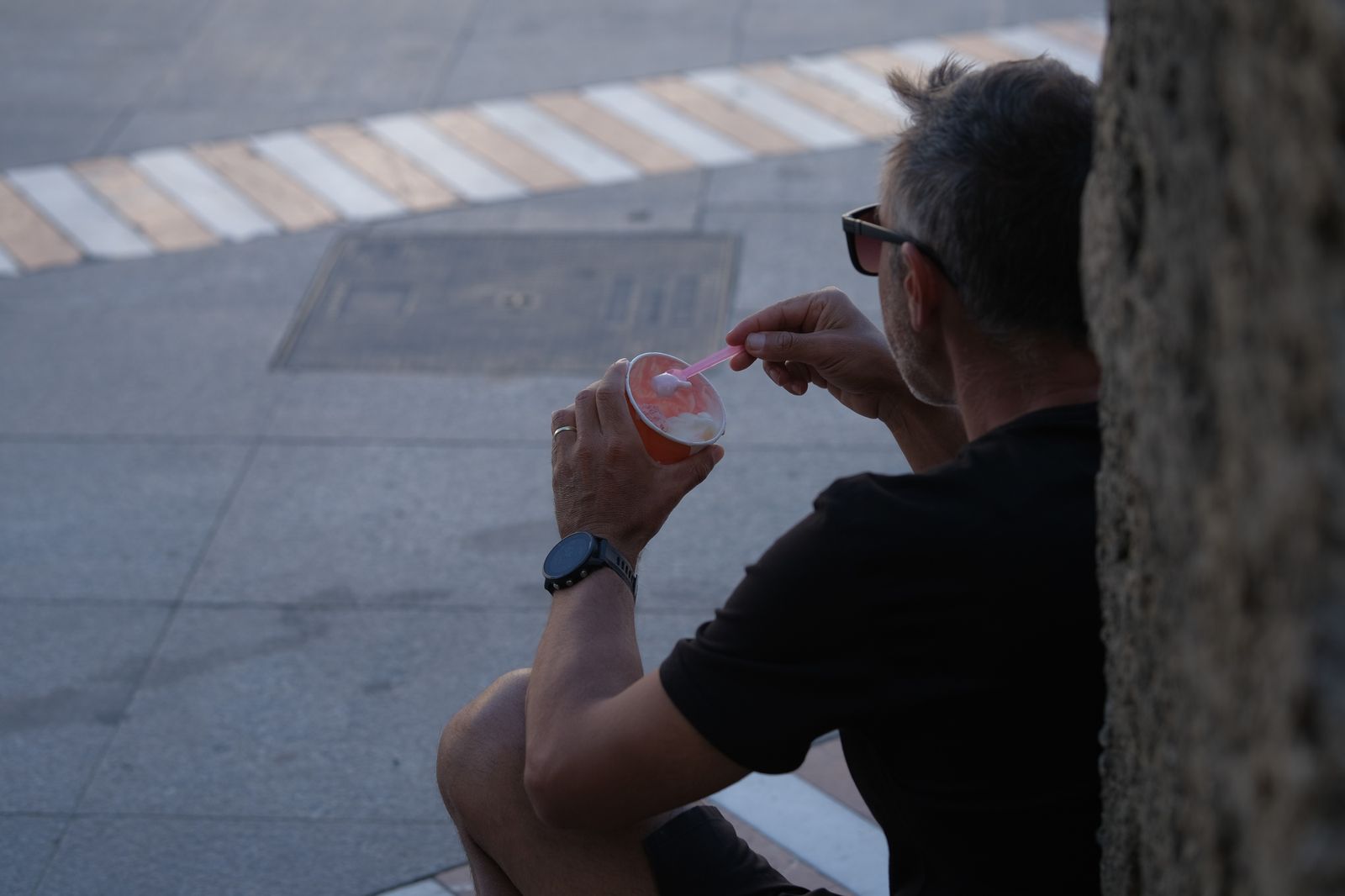 Ante el calor, los turistas en Ronda ya tiran de helados y sombras.