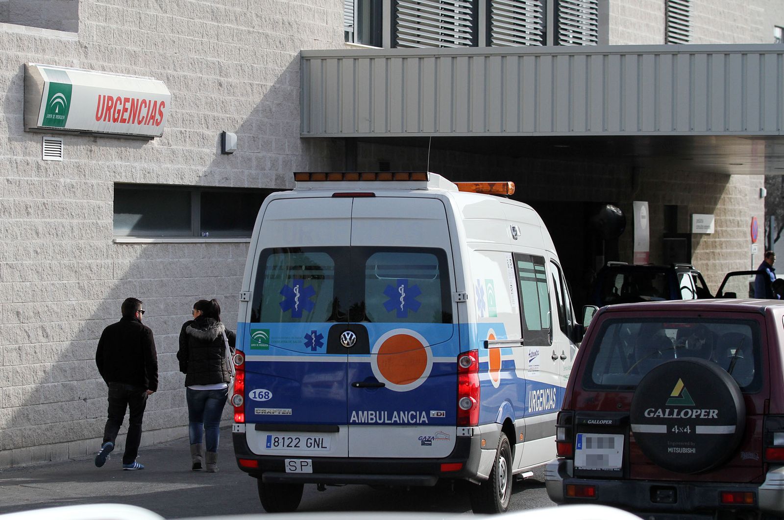 Una ambulancia llegando a Urgencias del Juan Ramón.