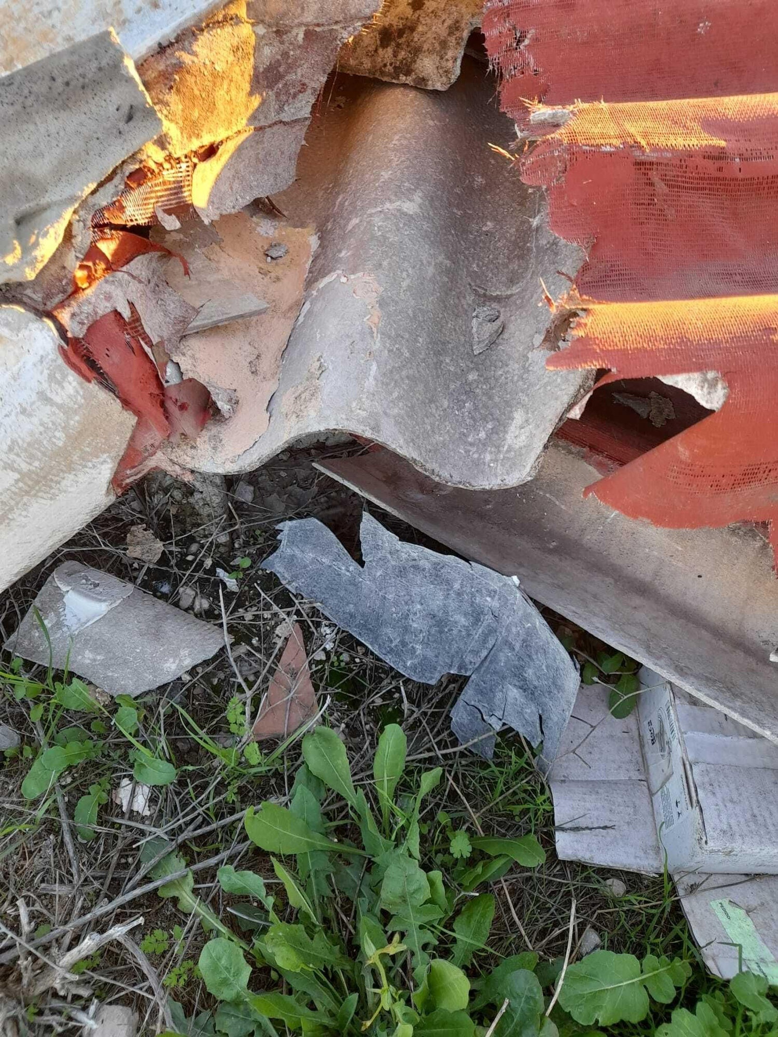 Denuncian el vertido de escombros y chapas de uralita en La Marquesa