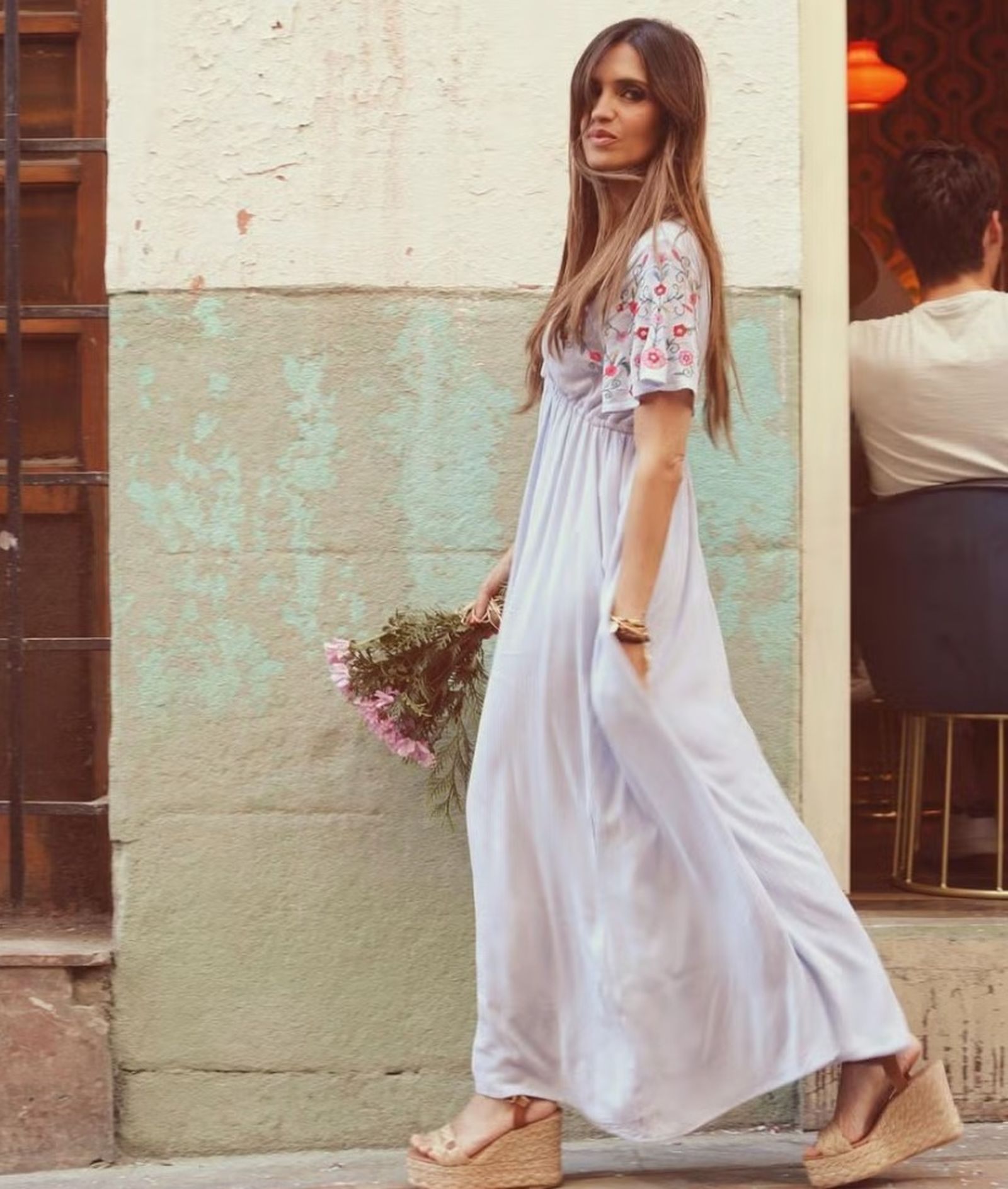 Ahora con botas altas, pero cuando suban las temperauras podrás llevar tus vestidos boho con alpargatas de esparto.