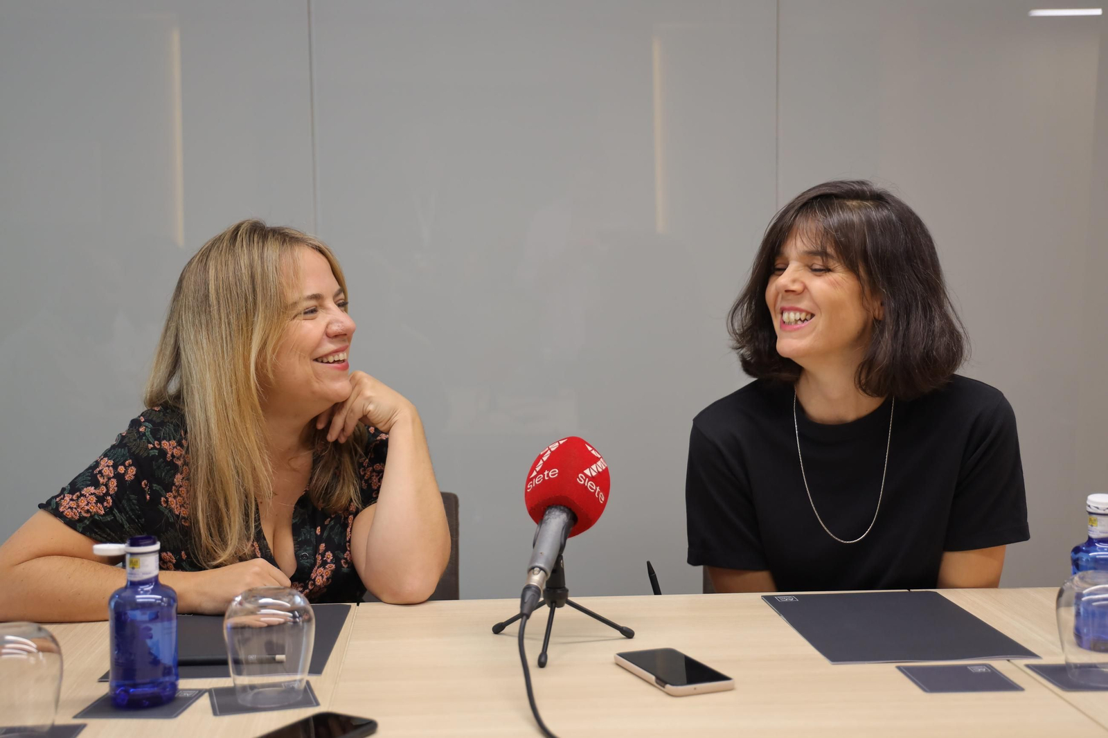 Aroa Moreno Durán y Lara Moreno antes de su charla en Cosmopoética.