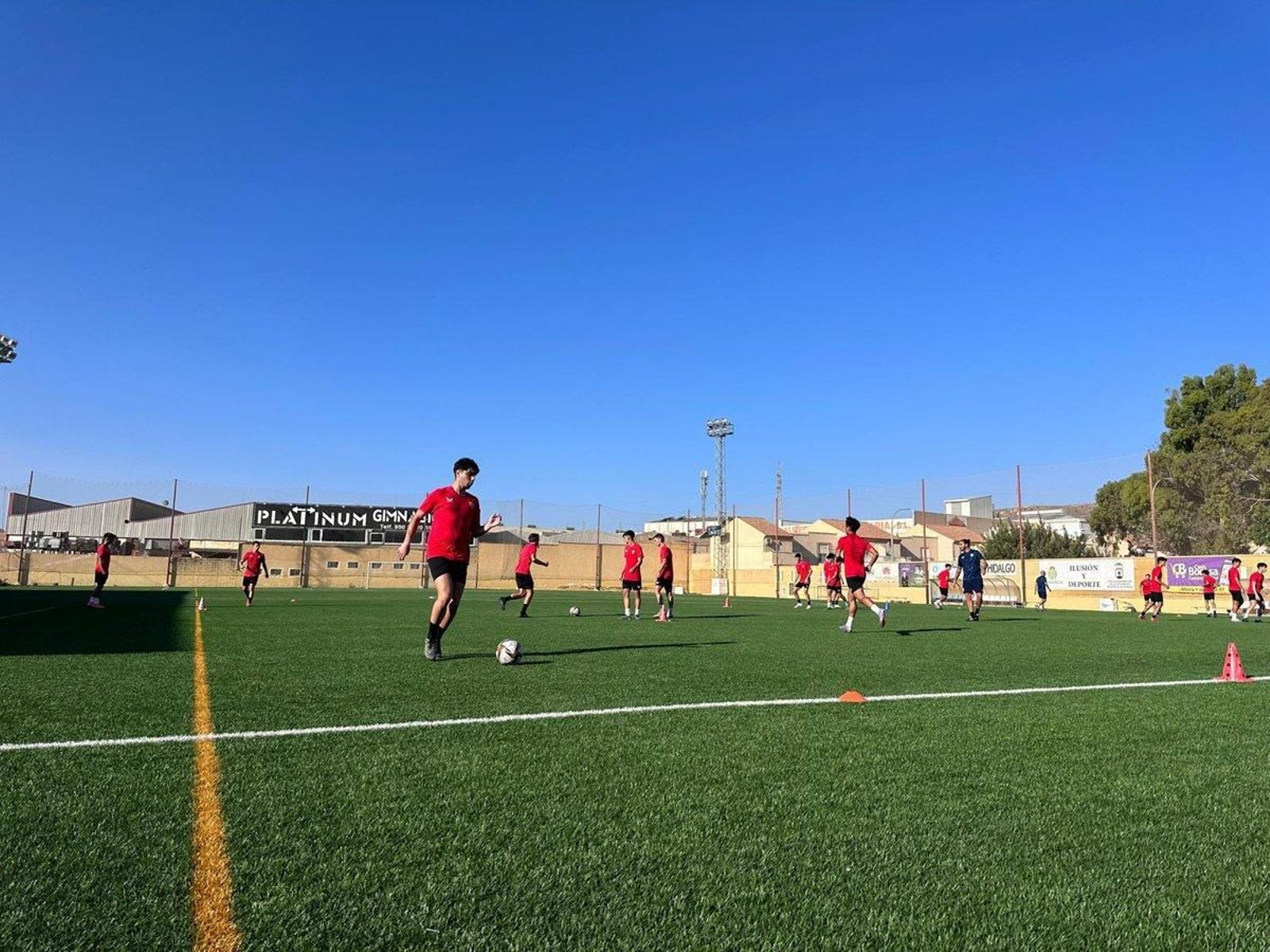 Los juveniles de la UD Almería se ejercitan durante uno de sus primeros entrenamientos de pretemporada.
