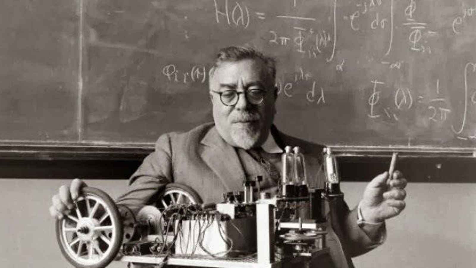 En la imagen Norbert Wiener, el padre de la Cibernética.