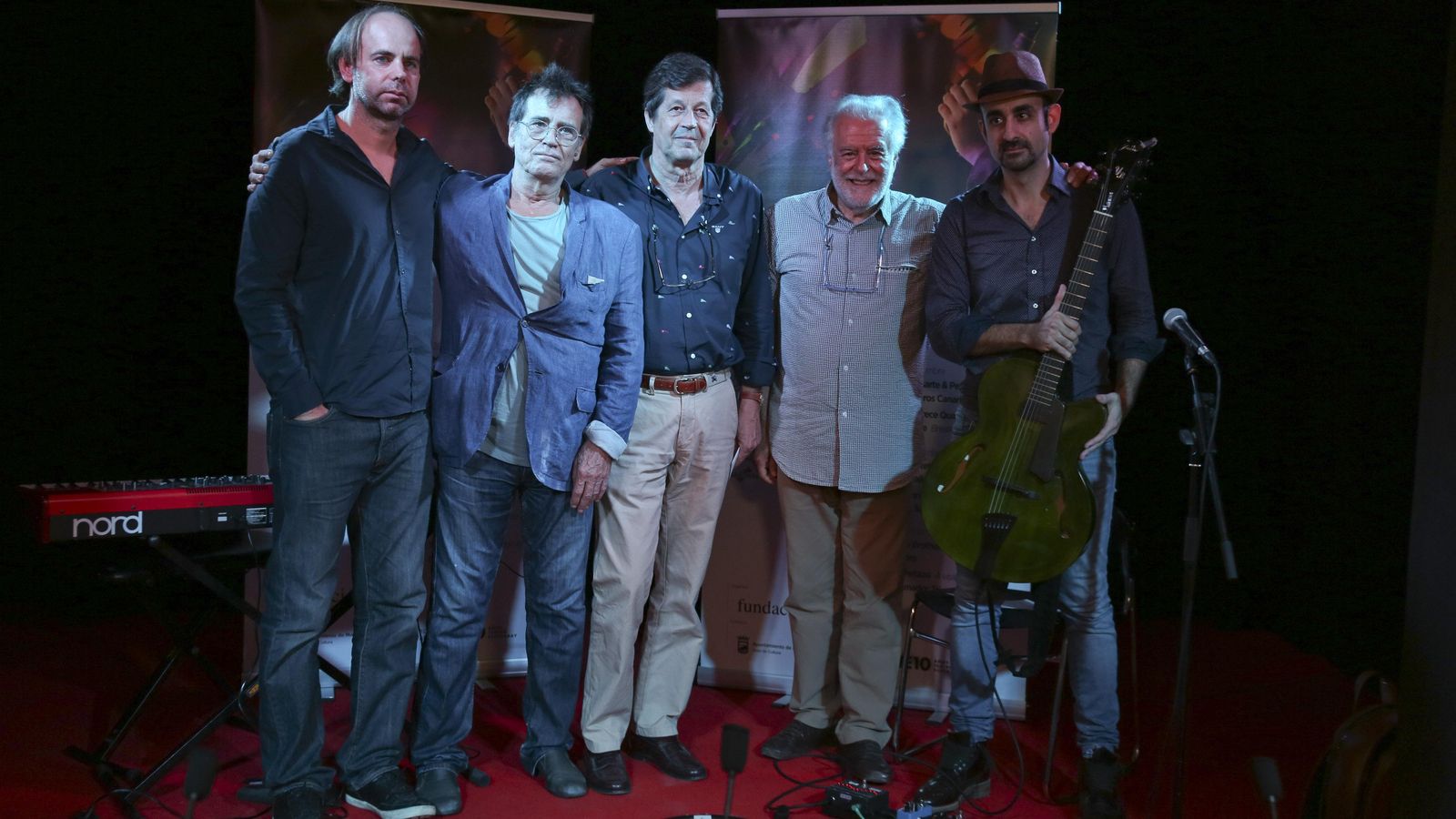 El teclista Juan Galiardo, Miguel Ángel Chastang, Francisco Rodríguez, Javier Estrella y el guitarrista Yul Ballesteros.