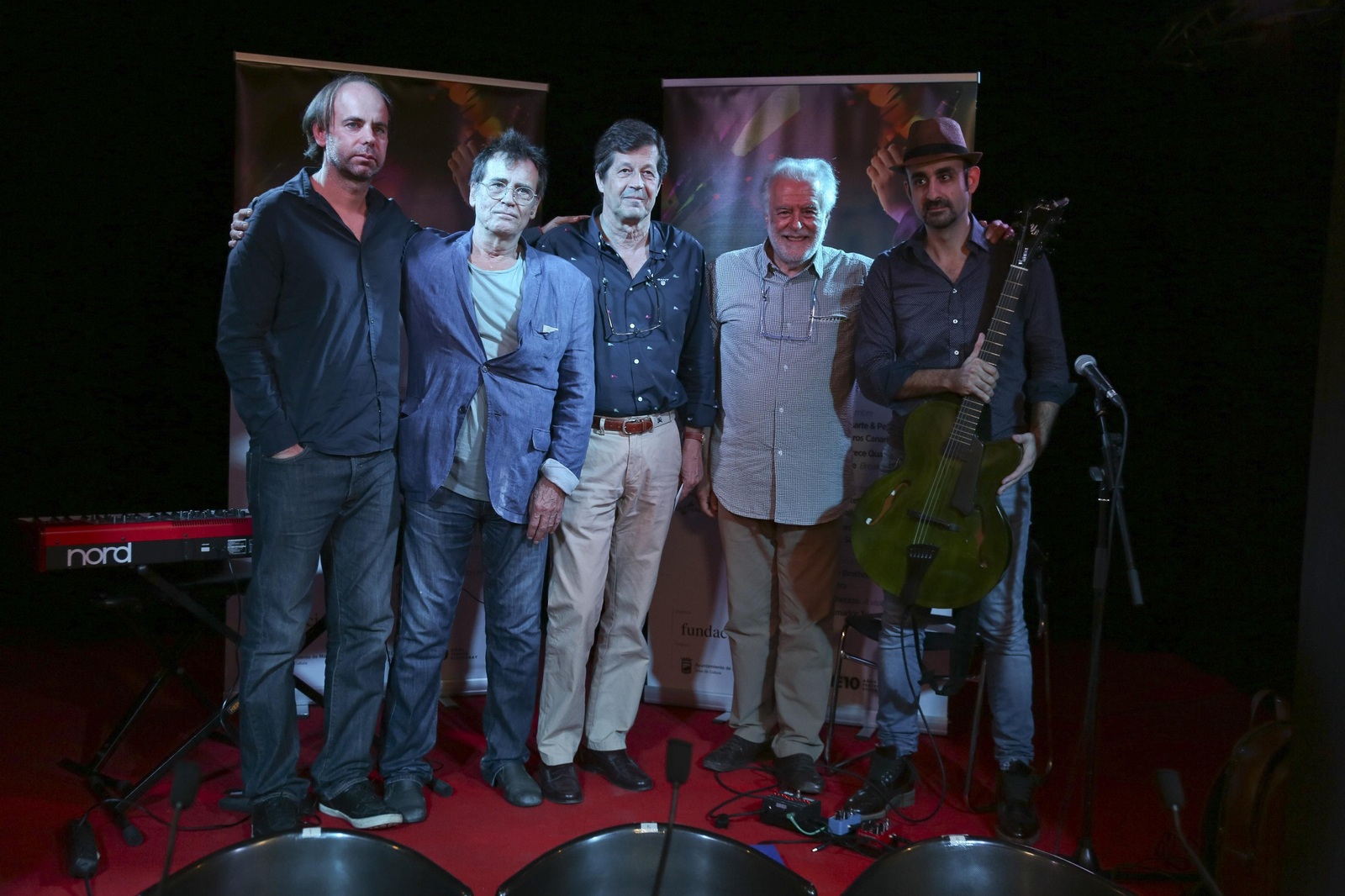 El teclista Juan Galiardo, Miguel Ángel Chastang, Francisco Rodríguez, Javier Estrella y el guitarrista Yul Ballesteros.