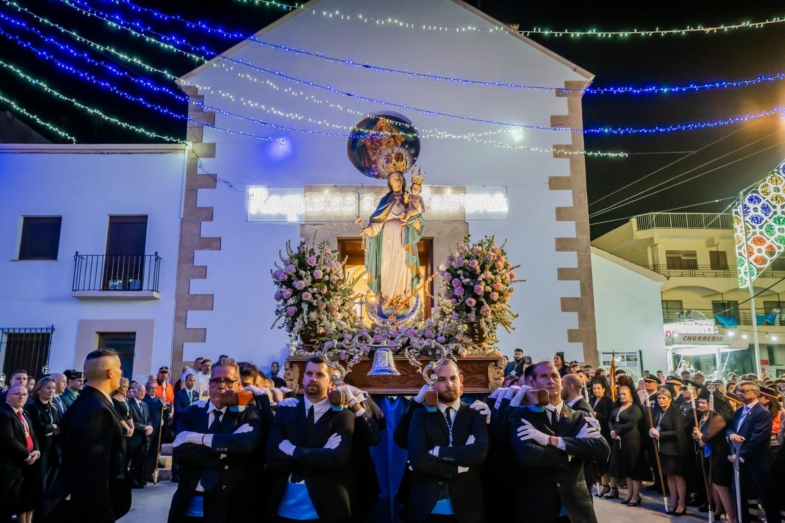 Momento de la procesión de la Virgen del Rosario.