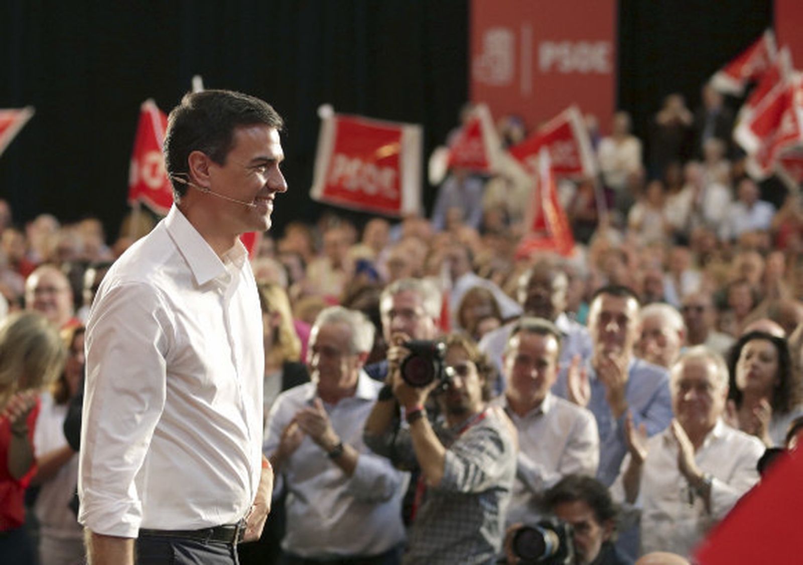 Sánchez pide no desanimarse y "mirar al frente" en la recta final