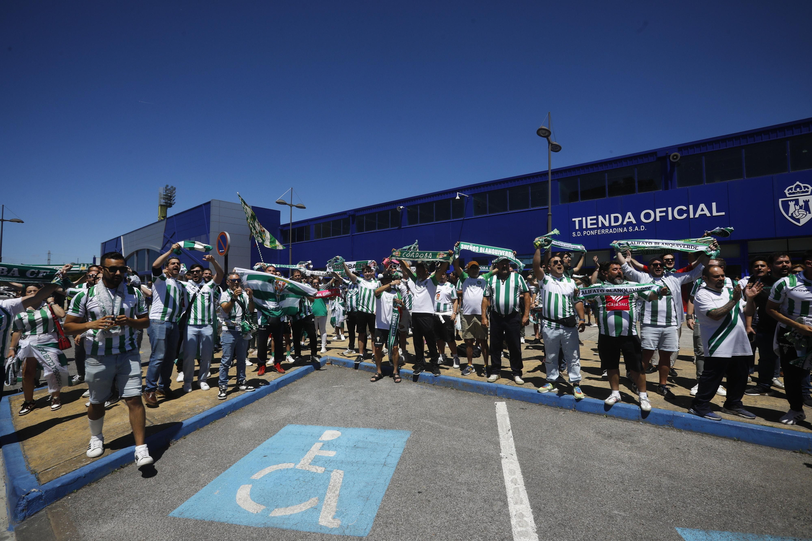 El Córdoba CF recibe el calor de su afición a su llegada a El Toralín antes del partido ante la Ponferradina El Córdoba CF recibe el calor de su afición a su llegada a El Toralín antes del partido ante la Ponferradina
