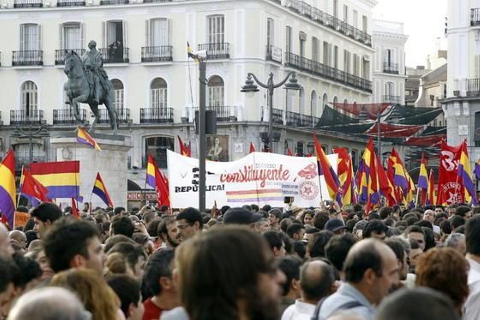 Miles de personas salen a la calle por la República