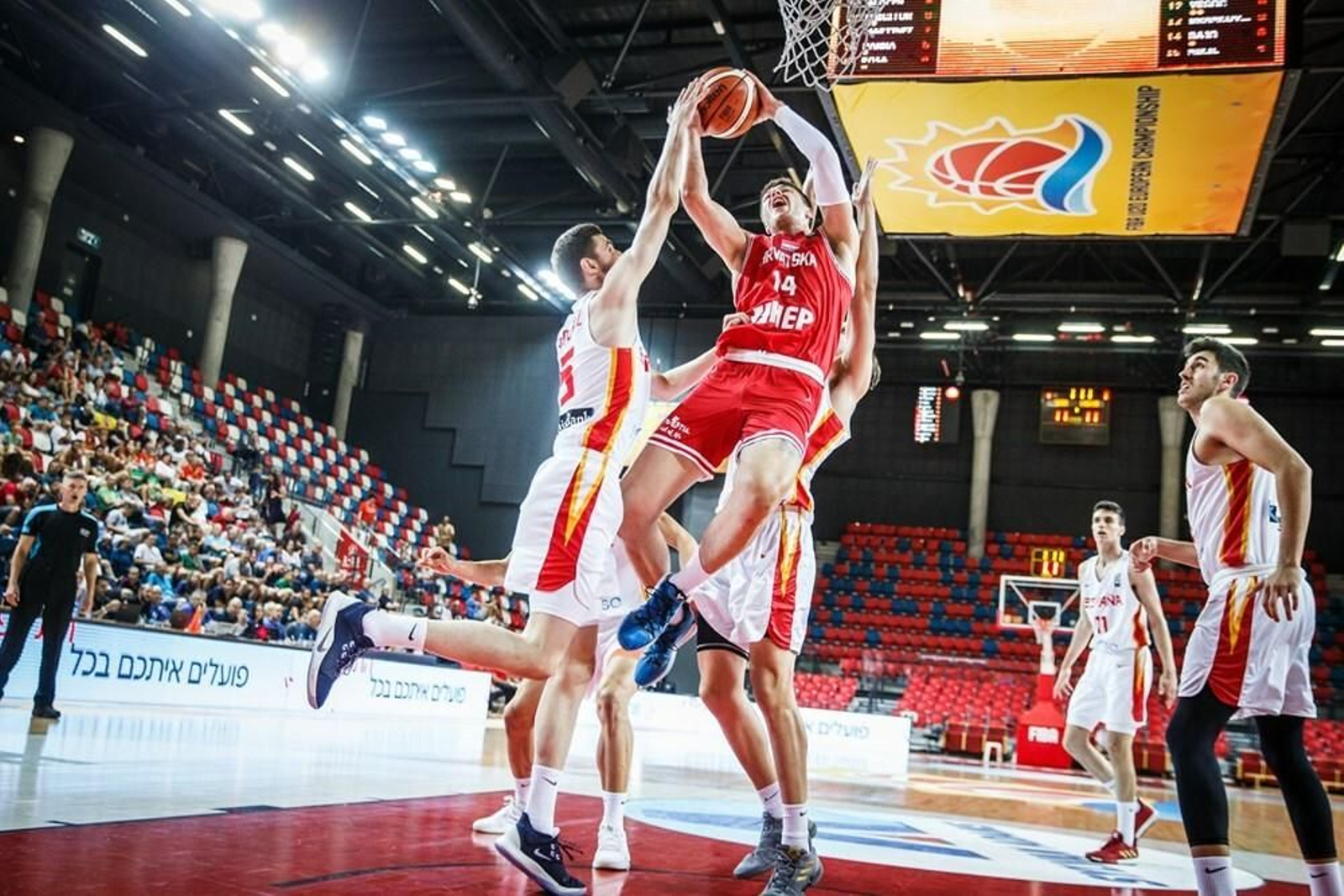 Ignacio Rosa, a la derecha, en el España-Croacia sub 20.