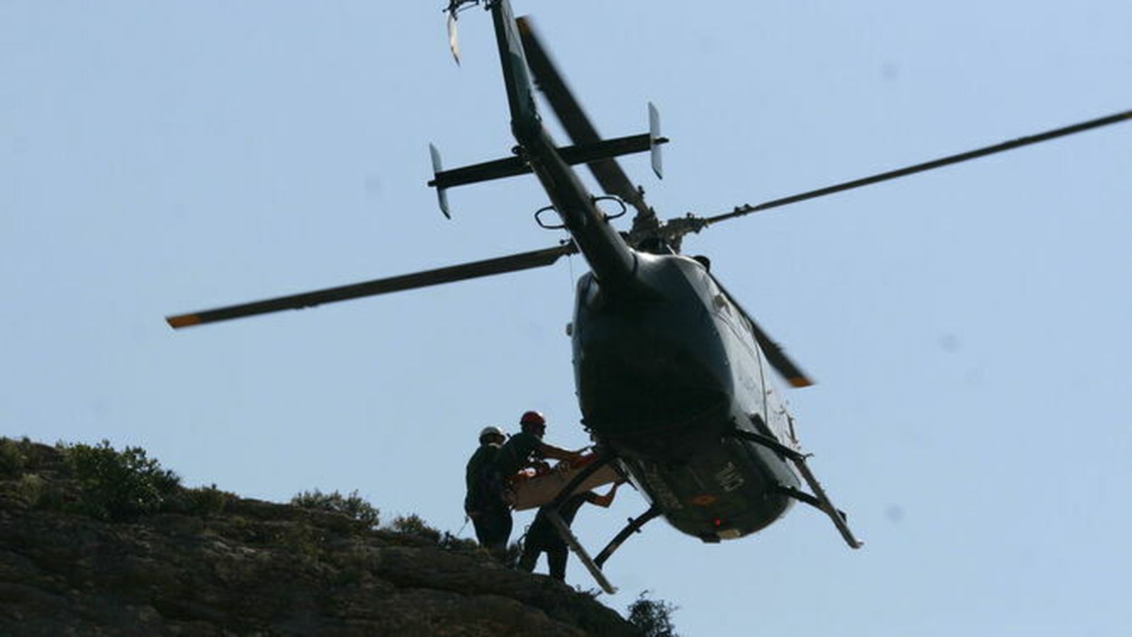 Rescatan en helicóptero a una senderista en Río Verde tras sufrir un acciente