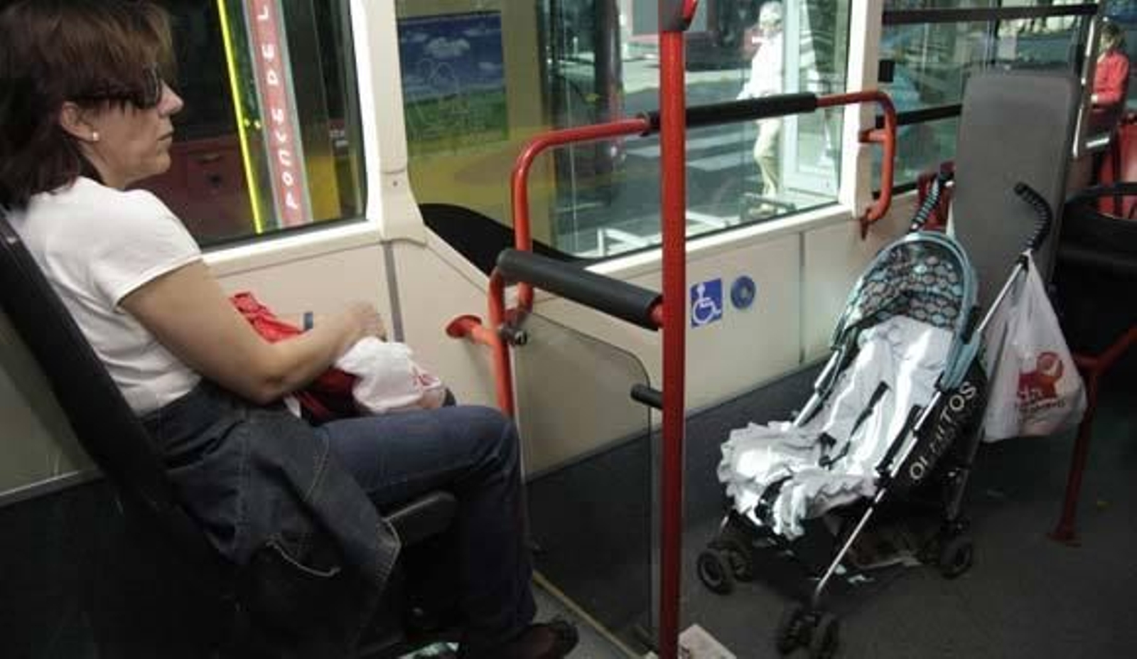 Los autobuses de Tussam podrán transportar hasta tres carritos de bebés
