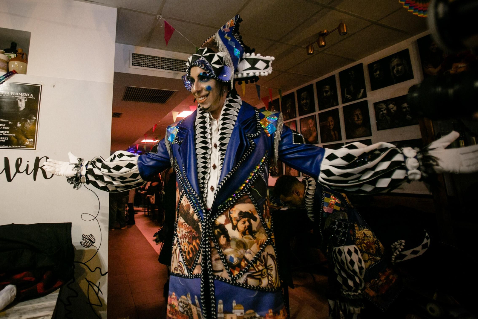 La comparsa de Juan Carlos Aragón "la gaditanísima", preparándose para su actuación en el Falla.