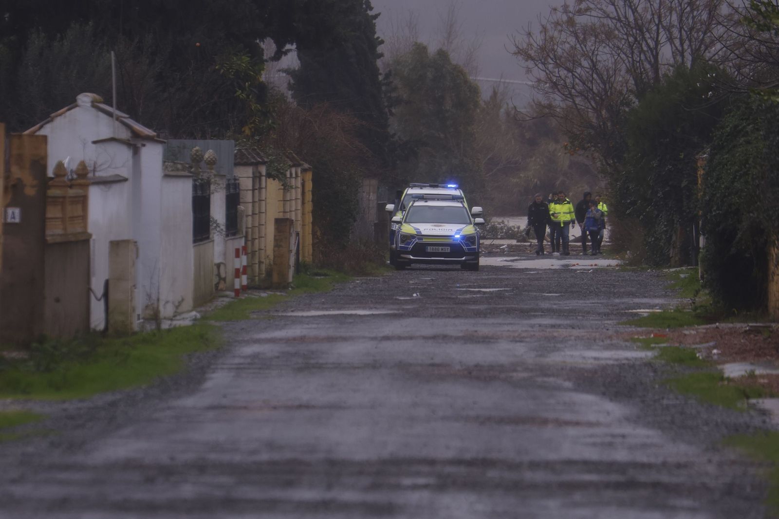 Los vecinos de Guadalvalle desalojan sus parcelas por la crecida del Guadalquivir, en imágenes