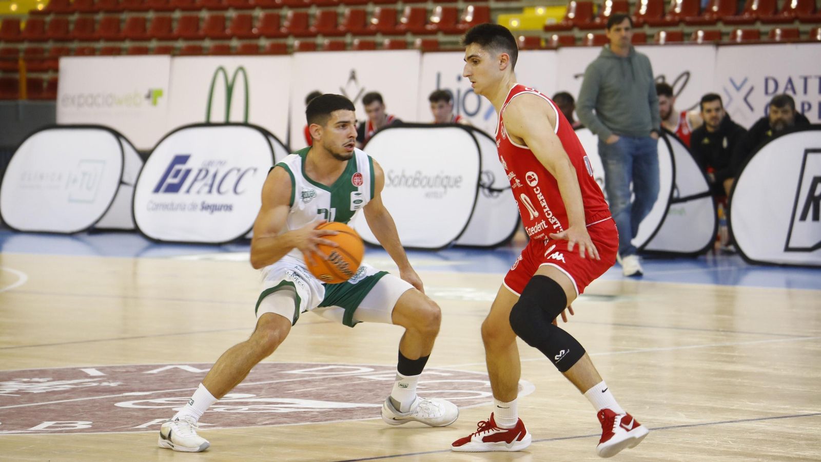 Alberto Moreno, base del Coto Córdoba, trata de superar a su par en el partido ante la Cultural Leonesa.