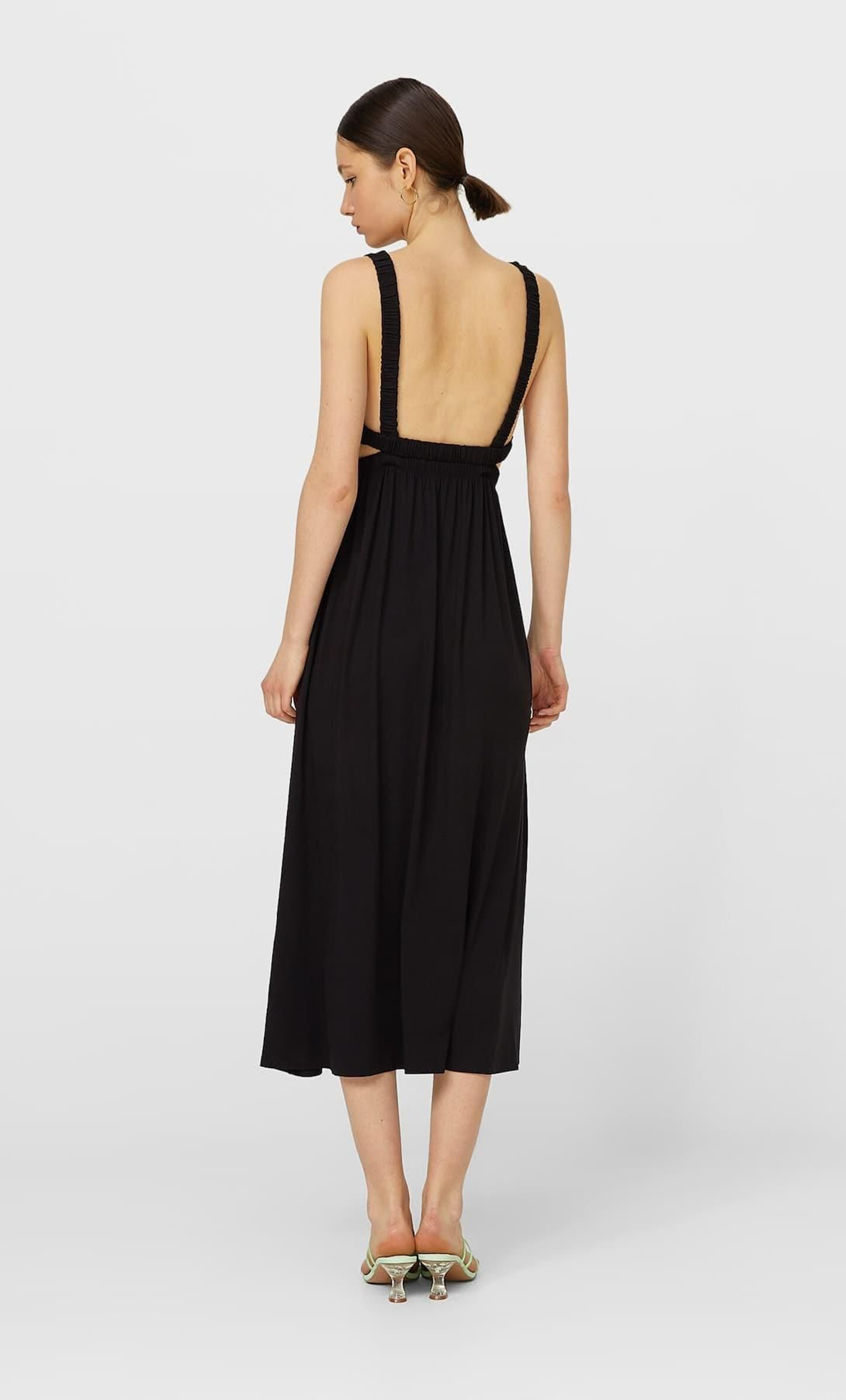 El vestido negro de Stradivarius.