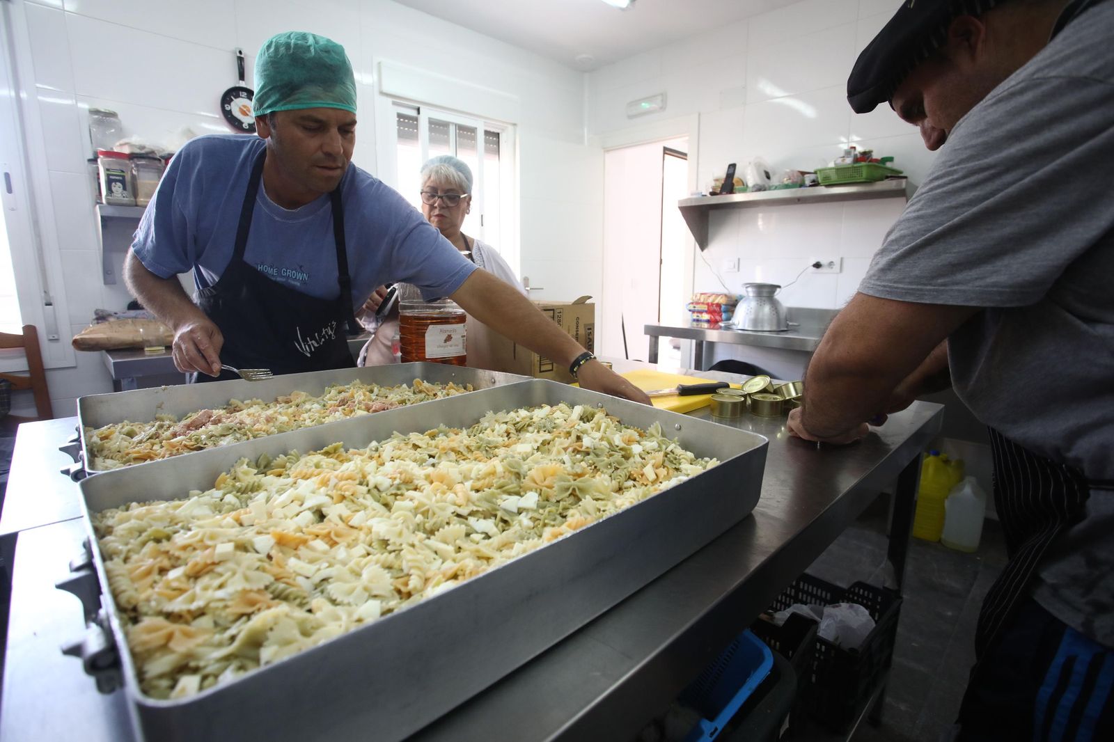 Voluntarios en la cocina de Amigas al Sur.