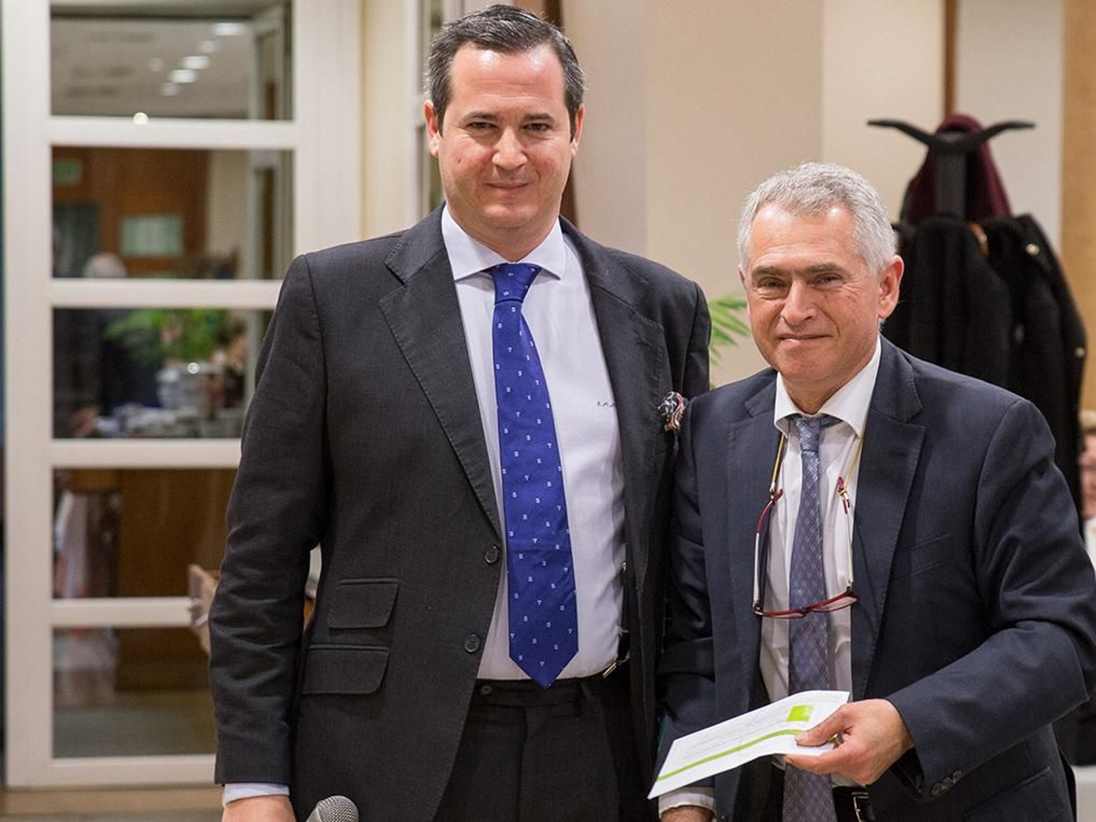 El doctor Antonio Pereira recoge el premio de investigación en Neumosur.