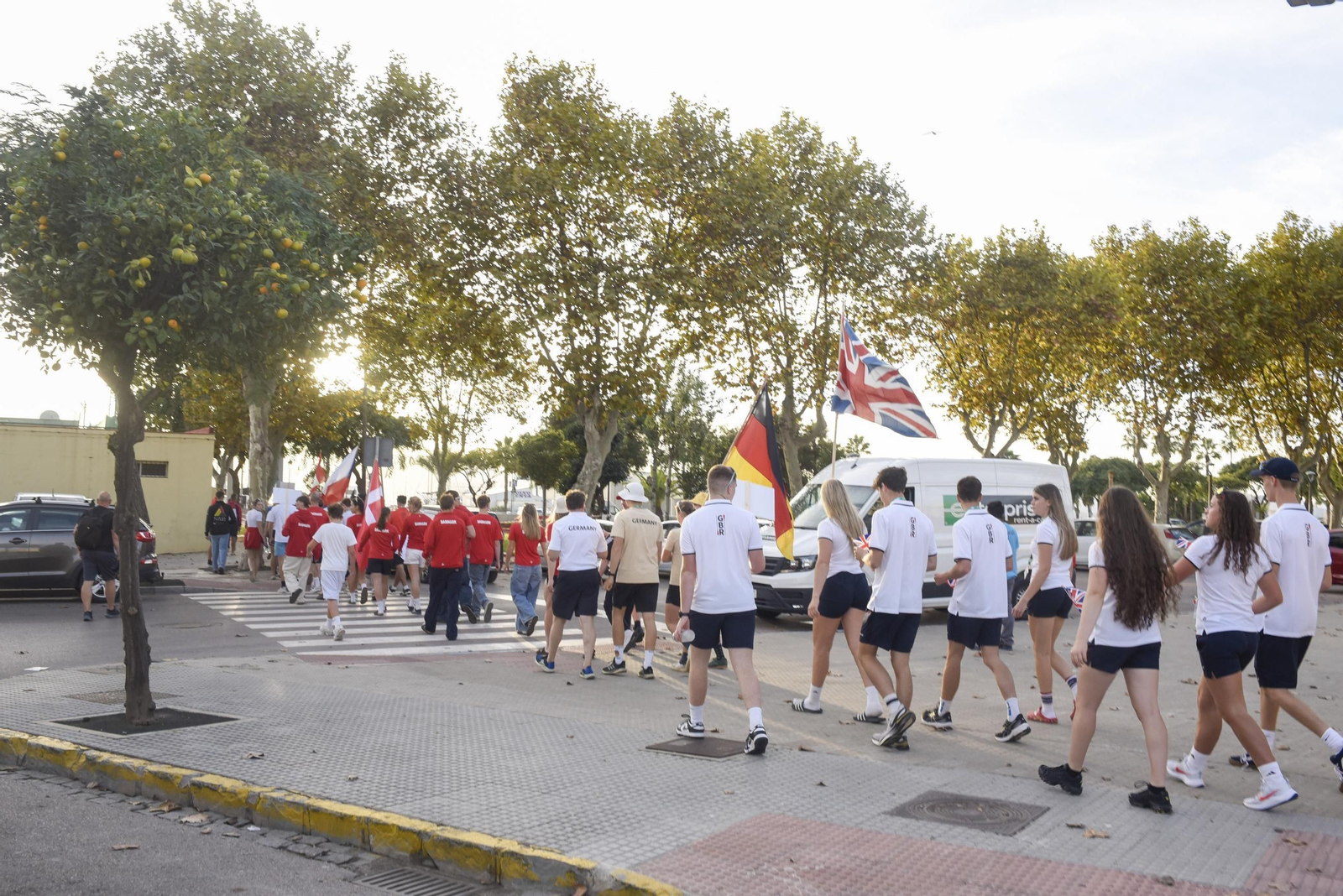 Las fotos del desfile de participantes de la Copa de la Juventud Europea de remo beach sprint de La Línea
