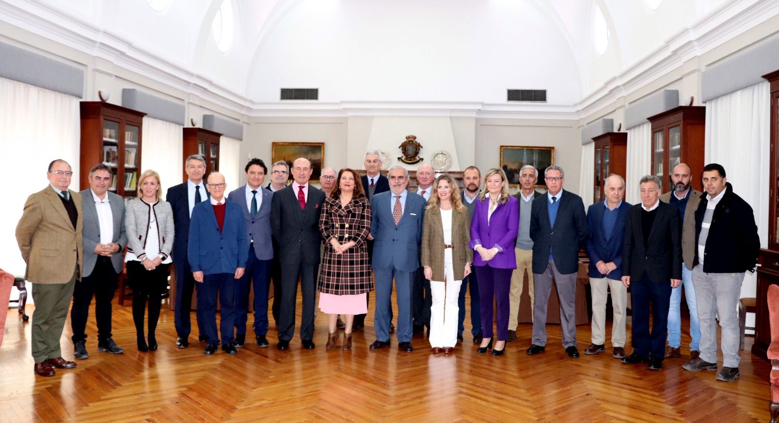 Carmen Crespo y Ana Mestre posan con los asistentes a la reunión.