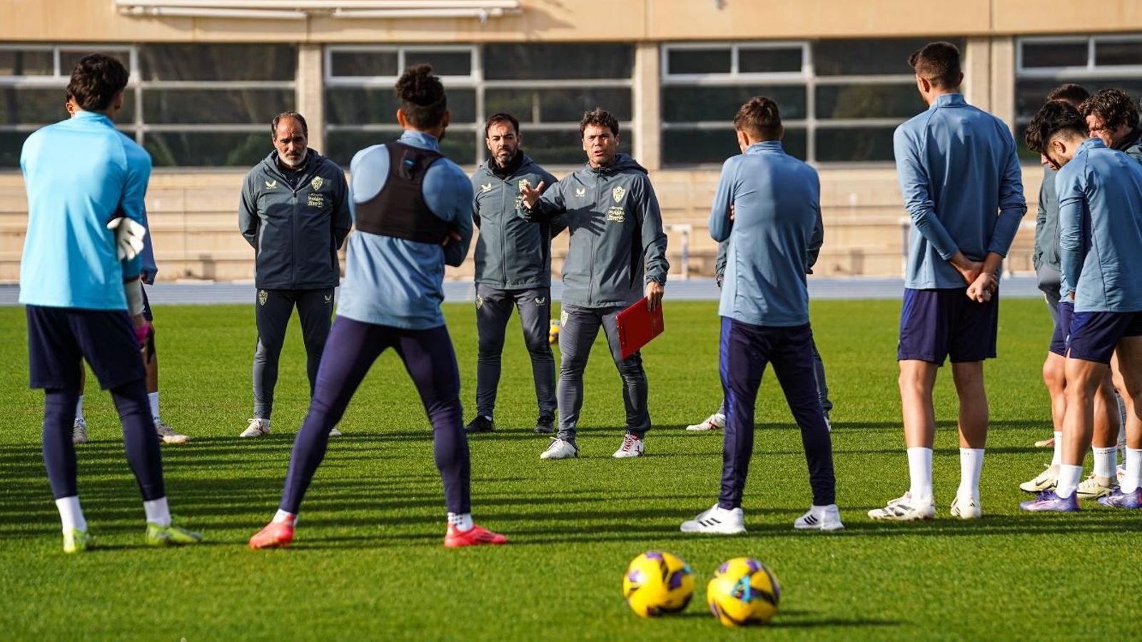 El preparador rojiblanco da instrucciones a sus futbolistas.